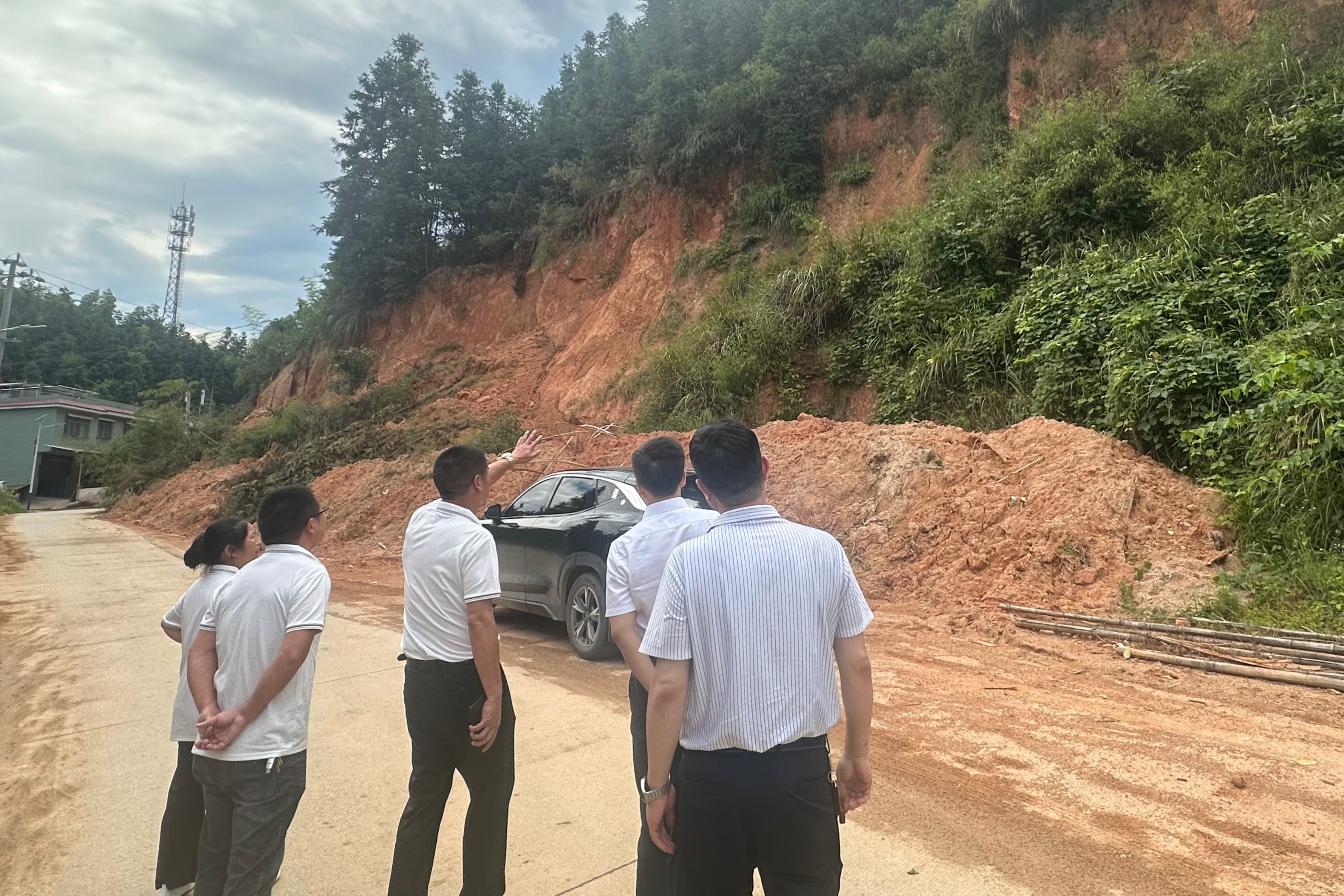 半岛online(中国)党群综合与人力资源党支部开展党建联村活动